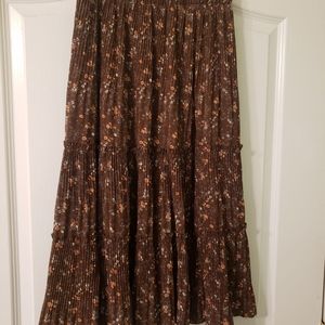 Brown small pleats skirt with leaves and flowers